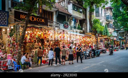 Hanoï, Vietnam, 14 novembre 2022 : exposition lumineuse d'un magasin de Noël dans le quartier français de Hanoï, Vietnam Banque D'Images