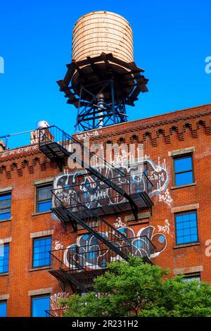 Tour d'eau sur le toit à Lower Manhattan, New York, États-Unis Banque D'Images