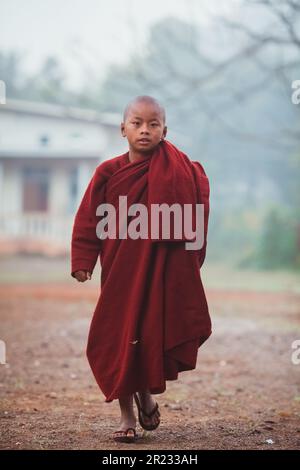 Asie du Sud-est jeunes petits moines bouddhistes myanmar marchant aumônes du matin à Bagan myanmar, Noveber 22 2019 Banque D'Images