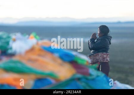 TIBET , CHINE - AOÛT 11 2019 : Pilgrims qui contourne le mont Kailash en exécutant des prostrations, Tibet occidental Banque D'Images