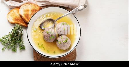 Canederli ou Knodel dans un bouillon à l'oignon vert, pâtes typiques ou boulettes pour les Alpes, Alto Adige, cuisine allemande, italienne, autrichienne. Fabriqué à partir d'un timbre rassis Banque D'Images