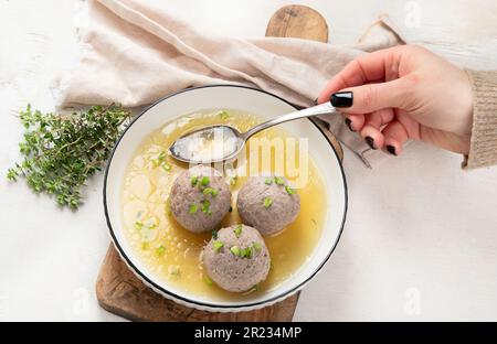 Canederli ou Knodel dans un bouillon à l'oignon vert, pâtes typiques ou boulettes pour les Alpes, Alto Adige, cuisine allemande, italienne, autrichienne. Fabriqué à partir d'un timbre rassis Banque D'Images