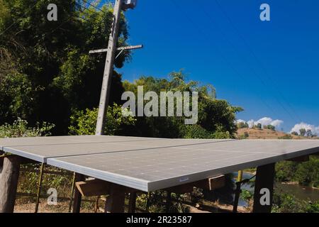 Panneaux de cellules solaires systam de près avec le ciel bleu et l'arbre vert et la nature ou le paysage Banque D'Images