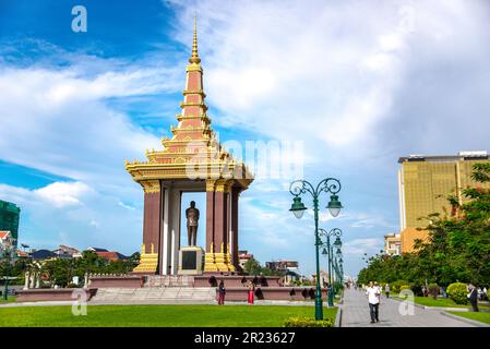 PHNOM PENH, CAMBODGE - 02 AOÛT 2017 : une statue en bronze du défunt roi Père Norodom Sihanouk statue à Phnom Penh. Banque D'Images