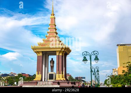 PHNOM PENH, CAMBODGE - 02 AOÛT 2017 : une statue en bronze du défunt roi Père Norodom Sihanouk statue à Phnom Penh. Banque D'Images