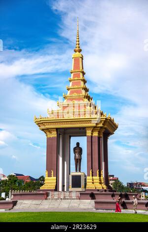 PHNOM PENH, CAMBODGE - 02 AOÛT 2017 : une statue en bronze du défunt roi Père Norodom Sihanouk statue à Phnom Penh. Banque D'Images
