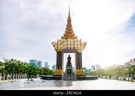 PHNOM PENH, CAMBODGE - 02 AOÛT 2017 : une statue en bronze du défunt roi Père Norodom Sihanouk statue à Phnom Penh. Banque D'Images