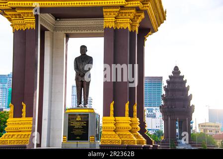 PHNOM PENH, CAMBODGE - 02 AOÛT 2017 : une statue en bronze du défunt roi Père Norodom Sihanouk statue à Phnom Penh. Banque D'Images