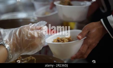 Indonésien prendre le poulet 0por (soupe de poulet indonésienne) et le ketuplat (gâteau au riz) Banque D'Images