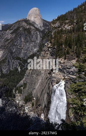 Chute d'eau d'Illilouette avec arbres sur une montagne à l'arrière de la demi-coupole et en aval de la rivière Merced qui coule dans la vallée Banque D'Images