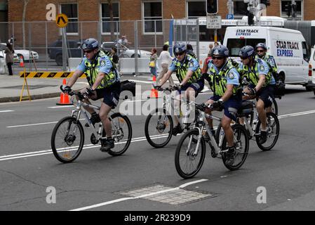 Des policiers en VTT patrouillent dans le quartier des affaires de Sydney, à Bent Street, près de Phillip Street, à l'extérieur du Sheraton Wentworth Hotel, pour rendre visite aux dignitaires de l'APEC. Une présence policière sans précédent et d'autres spectacles de sécurité ont été présentés pour le sommet de l'APEC, qui se tient à Sydney du 2-9 au 22 septembre 2007. Sydney, Australie. 03.09.07. Banque D'Images