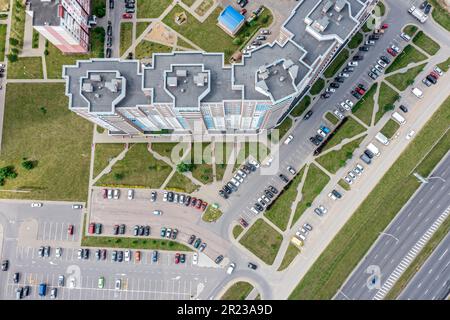 parking près de maisons d'appartements en hauteur dans un quartier résidentiel. vue de dessus de l'antenne. Banque D'Images