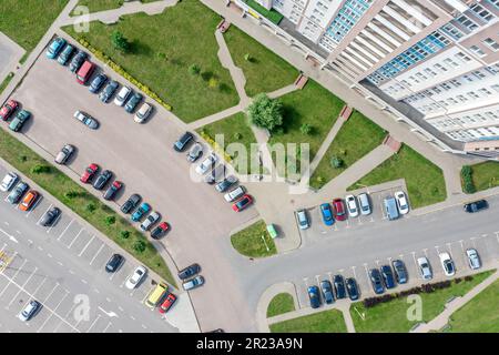 vue aérienne sur le parking extérieur près de la nouvelle maison résidentielle. photo de drone en regardant vers le bas. Banque D'Images