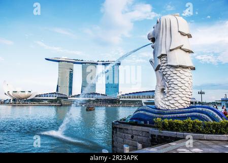 SINGAPOUR-OCT 28 : la fontaine Merlion et le sable de Marina Bay sur OCT, 28, 2014. Le Merlion est une créature imaginaire avec une tête de lion et le corps d'un Banque D'Images