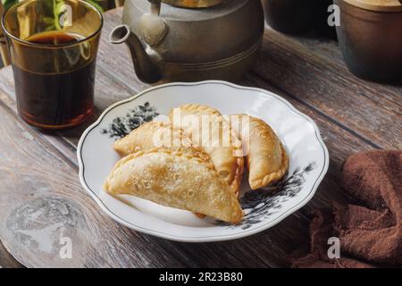 Le curry traditionnel, ou les malais, appelé Karipap, rempli de pommes de terre de remplissage Banque D'Images