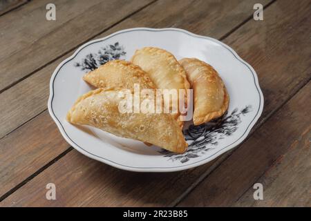 Le curry traditionnel, ou les malais, appelé Karipap, rempli de pommes de terre de remplissage Banque D'Images