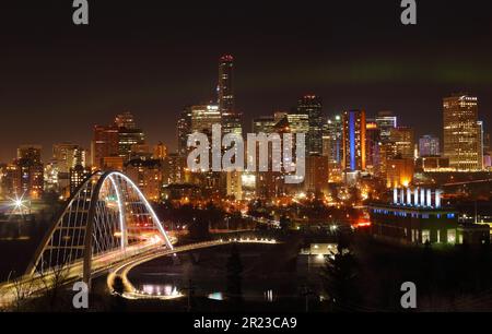 Un paysage urbain nocturne d'Edmonton, Alberta, Canada avec des lumières nordiques. Banque D'Images