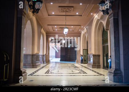 Couloir extérieur de l'Emirates Palace Hotel à Abu Dhabi, Émirats arabes Unis. Banque D'Images