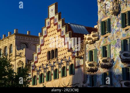 Détails de la façade de Casa Amatller par Josep Puig i Cadafalch tôt le matin sur l'avenue Passeig de Gracia (Barcelone, Catalogne, Espagne) Banque D'Images