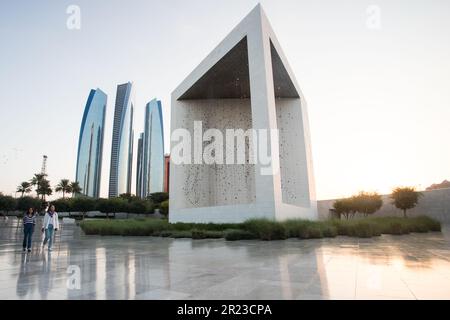 Le Mémorial du fondateur et les gratte-ciel environnants dans le centre d'Abu Dhabi, aux Émirats arabes Unis. Banque D'Images