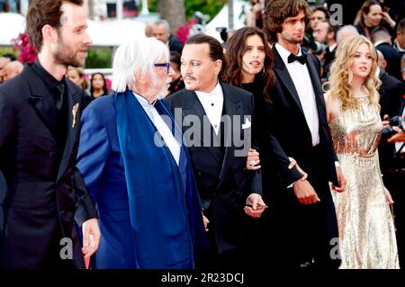 Cannes, Frankreich. 16th mai 2023. CANNES, FRANCE - 16 MAI 2023 : Diego le fur, Maiwenn, Johnny Depp, Pierre Richard, Benjamin Lavernhe arrive au tapis rouge de la cérémonie d'ouverture et de projection « Jeanne du Barry » lors du Festival de Cannes 76th qui s'est tenu au Palais des Festivals de 16 mai 2023 à Cannes, en France. Photo de John Rasimus crédit: Geisler-Fotopress GmbH/Alay Live News Banque D'Images