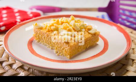 Gâteau au poisson avec œuf bouilli. Recette de poisson pour les enfants. Banque D'Images