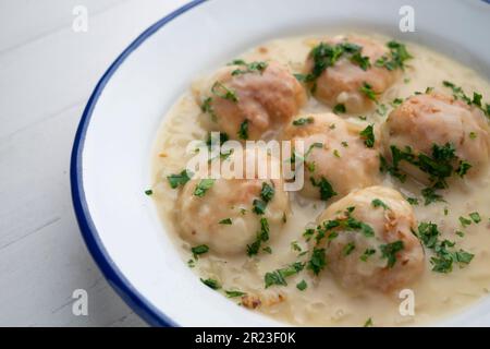 Boulettes de poisson avec sauce au vin blanc. Banque D'Images