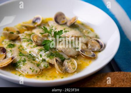 Merlan bleu avec sauce verte. Recette traditionnelle du pays Basque dans le nord de l'Espagne. Banque D'Images