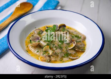 Merlan bleu avec sauce verte. Recette traditionnelle du pays Basque dans le nord de l'Espagne. Banque D'Images