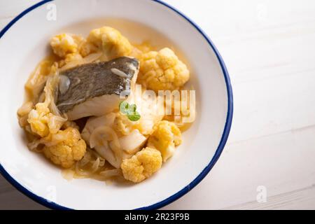 Morue cuite avec des légumes, du chou-fleur et des pommes de terre. Banque D'Images