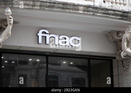 Bordeaux , Aquitaine France - 05 09 2023 : Fnac façade logo boutique enseigne et marque texte chaîne magasin électronique bibliothèque culturelle française Banque D'Images