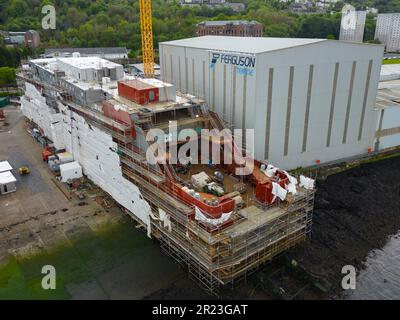 Port Glasgow, Écosse, Royaume-Uni. 16 mai 2023. Dernières images aériennes du chantier naval Ferguson Marine à Port Glasgow avec Glen Sannox et Hull 802. Banque D'Images