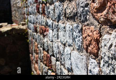 Détail du mur romain au Parc archéologique de Roselle, pris à un angle avec le foyer au premier plan Banque D'Images