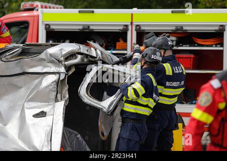 Otopeni, Roumanie - 15 mai 2023: Premiers intervenants roumains, pompiers et ambulanciers paramédicaux, train pour extrader et sauver la victime d'un accès moto Banque D'Images