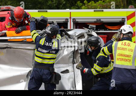 Otopeni, Roumanie - 15 mai 2023: Premiers intervenants roumains, pompiers et ambulanciers paramédicaux, train pour extrader et sauver la victime d'un accès moto Banque D'Images