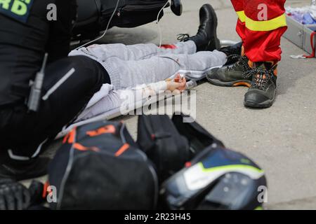 Otopeni, Roumanie - 15 mai 2023: Premiers intervenants roumains, pompiers et ambulanciers paramédicaux, train pour extrader et sauver la victime d'un accès moto Banque D'Images