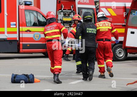 Otopeni, Roumanie - 15 mai 2023: Premiers intervenants roumains, pompiers et ambulanciers paramédicaux, train pour extrader et sauver la victime d'un accès moto Banque D'Images