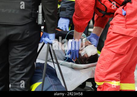 Otopeni, Roumanie - 15 mai 2023: Premiers intervenants roumains, pompiers et ambulanciers paramédicaux, train pour extrader et sauver la victime d'un accès moto Banque D'Images