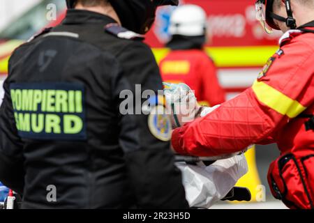 Otopeni, Roumanie - 15 mai 2023: Premiers intervenants roumains, pompiers et ambulanciers paramédicaux, train pour extrader et sauver la victime d'un accès moto Banque D'Images