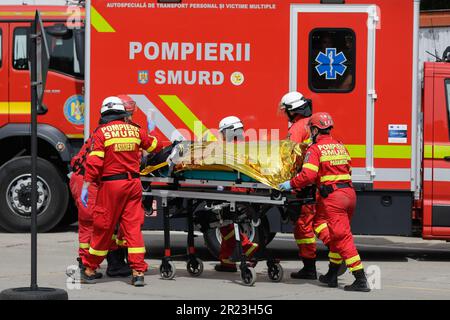 Otopeni, Roumanie - 15 mai 2023: Premiers intervenants roumains, pompiers et ambulanciers paramédicaux, train pour extrader et sauver la victime d'un accès moto Banque D'Images