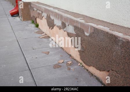 Face avec réparation de fondation de maison de plâtre décorative - panneaux d'avertissement. Réparation de fondation de maison provoquée par l'humidité de la gouttière de descente tuyau dans pro Banque D'Images