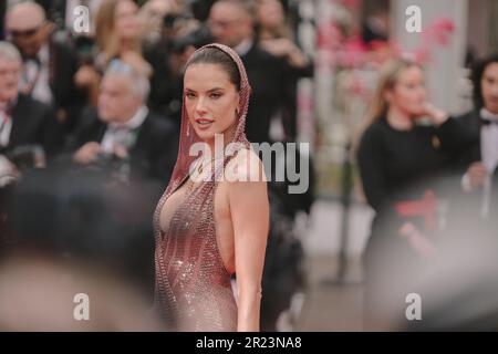 Cannes, France. 16th mai 2023. CANNES, FRANCE - 16 MAI : Alessandra Ambrosio assiste à la cérémonie d'ouverture et de projection de ''Jeanne du Barry'', tapis rouge au festival annuel de Cannes 76th au Palais des Festivals sur 16 mai 2023 à Cannes, France (photo de Luca Carlino/NurumPhoto) crédit : NurumPhoto SRL/Alamy Live News Banque D'Images