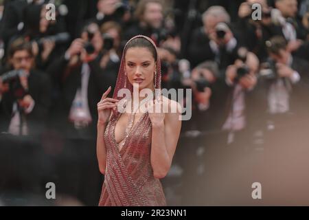 Cannes, France. 16th mai 2023. CANNES, FRANCE - 16 MAI : Alessandra Ambrosio assiste à la cérémonie d'ouverture et de projection de ''Jeanne du Barry'', tapis rouge au festival annuel de Cannes 76th au Palais des Festivals sur 16 mai 2023 à Cannes, France (photo de Luca Carlino/NurumPhoto) crédit : NurumPhoto SRL/Alamy Live News Banque D'Images