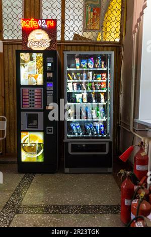 Russie, Kemerovo - 07, 2021. Distributeur automatique de café, près du distributeur automatique de boissons et de bonbons sont dans une salle avec extincteurs, sélective f Banque D'Images