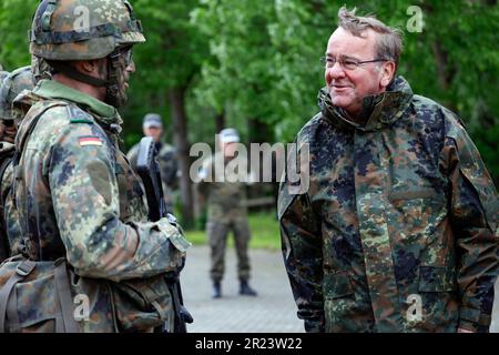 Hammelburg, Allemagne. 16th mai 2023. Lors de sa visite inaugurale, le ministre allemand de la Défense Boris Pistorius (SPD) s'entretient avec un fantassin de montagne à l'école d'infanterie de Bundeswehr à Hammelburg. Credit: Daniel Löb/dpa/Alay Live News Banque D'Images