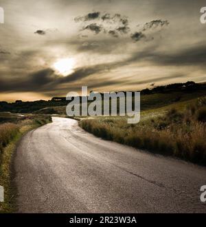 Paysage sombre et moody avec route rurale sinueuse en Sicile, Italie Banque D'Images