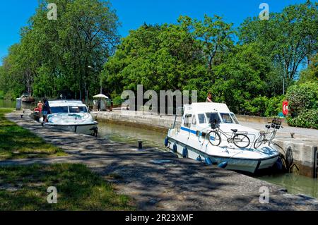 Le Canal-du-midi, écluse d'Ariégeges. Villeneuve-les-Béziers. Occitanie, France Banque D'Images