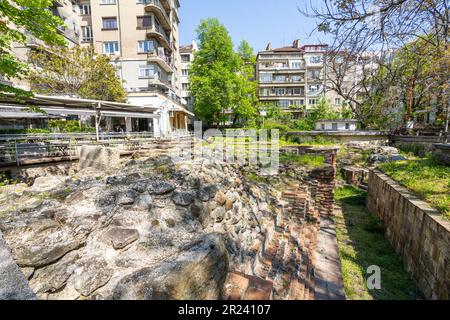 Sofia, Bulgarie. Mai 2023. Les vestiges archéologiques des anciens murs fortifiés de Serdica dans le nord-est du centre-ville Banque D'Images