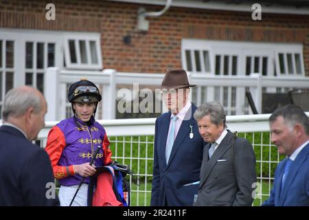 Londres, Royaume-Uni. 16th mai 2023. James Doyle explique ce qui s'est mal passé à l'entraîneur John Gosden, après que le cheval du roi, Slipofthepen, ne parvient pas à impressionner dans les enjeux de Heron à l'hippodrome de Sandown Park, au Royaume-Uni. Crédit : Paul Blake/Alay Live News. Banque D'Images