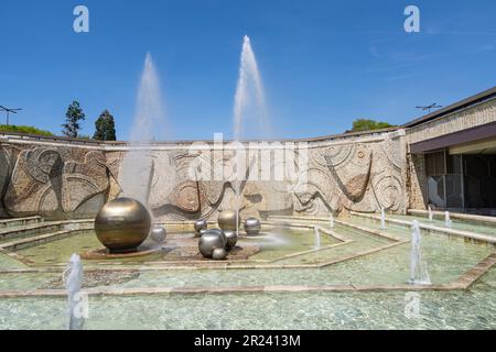 Sofia, Bulgarie. Mai 2023. Vue panoramique sur les fontaines en face du Palais national de la Culture dans le centre-ville Banque D'Images